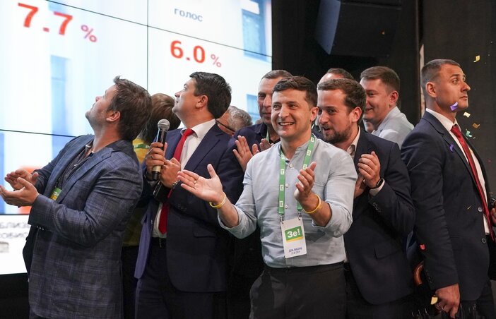 Volodimir Zelenszkij államfő (középütt) és stábja tapssal ünnepli a fölényes győzelmet (Fotó: AP via Beta)
