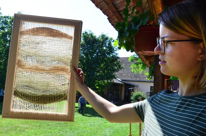 A látás fény-forrása egy ritkára hagyott szőttesen át jut el a szemlélőig. Ezt nemcsak a filozófia állítja, hanem Argyelán Zita munkája is bizonyítja (Dávid Csilla felvétele)