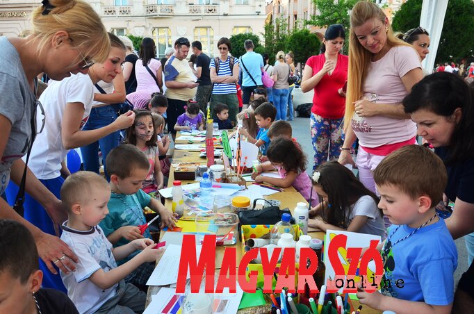 Újvidéken minden nyáron számos, önkormányzati támogatású foglalkozást szerveznek az iskolaszüneten lévő diákoknak, ilyen módon tartalmas, biztonságos és kreatív időtöltést biztosítva számukra. A BiG Gyermeknyár rendezvénysorozat keretében a héten az európai hagyományokról tanulhatnak a gyermekek (Dávid Csilla illusztrációja)