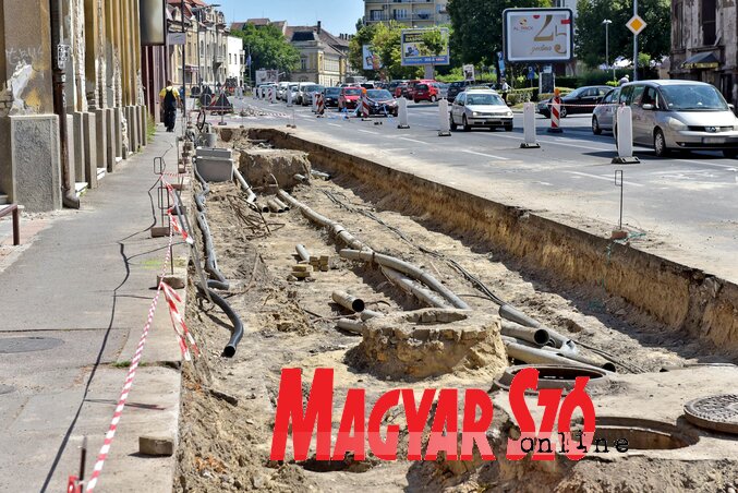 Felbontott úttest a Makszim Gorkij utcában