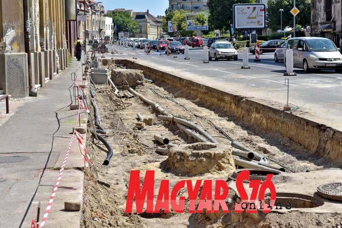 Felbontott úttest a Makszim Gorkij utcában Felbontott úttest a Makszim Gorkij utcában