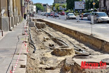 Felbontott úttest a Makszim Gorkij utcában
