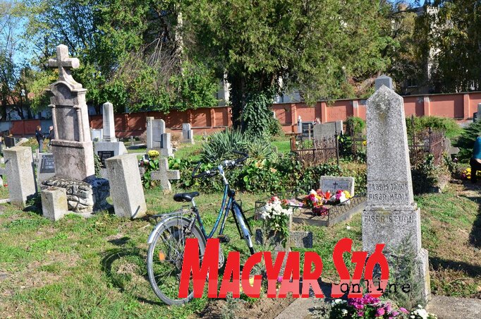 Újvidéken és a peremvárosi kerületekben hamarosan felújítják a temetők járdahálózatait (Dávid Csilla felvétele)