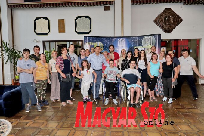 Az üdülő fiatalok az őket meglátogató vendégekkel (Puskás Károly felvétele)