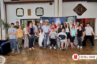 Az üdülő fiatalok az őket meglátogató vendégekkel (Puskás Károly felvétele)