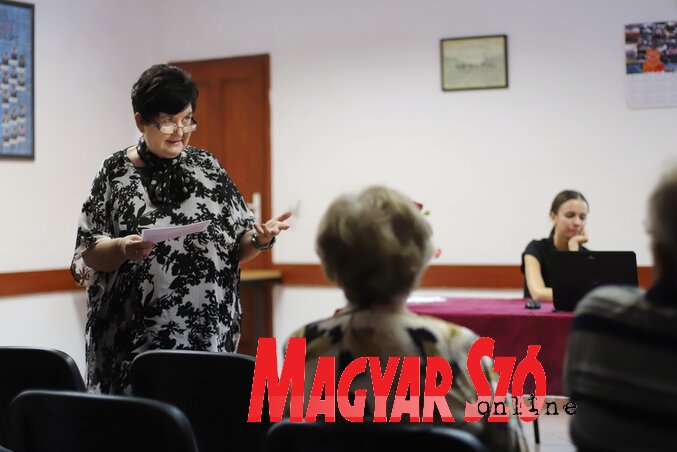 Dr. Szőke Anna az Anna-napi búcsúk hagyományáról beszél (Lakatos János felvétele)