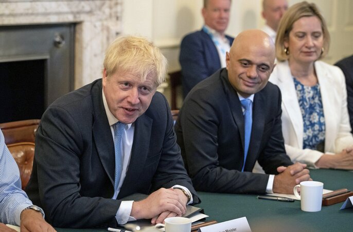 Boris Johnson (balról) első kabinetülésén. Mellette Sajid Javid és Amber Rudd (Fotó: AP via Beta) Boris Johnson (balról) első kabinetülésén. Mellette Sajid Javid és Amber Rudd (Fotó: AP via Beta)