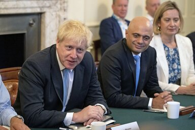 Boris Johnson (balról) első kabinetülésén. Mellette Sajid Javid és Amber Rudd (Fotó: AP via Beta)
