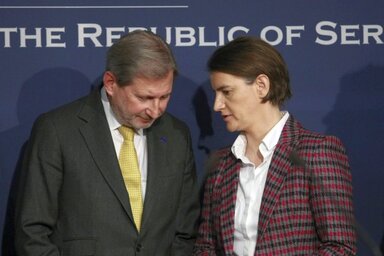 Johannes Hahn és Ana Brnabić (Fotó: BETA/MILOS MISKOV/DS)
