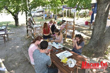 Jó hangulat kézműveskedés közben