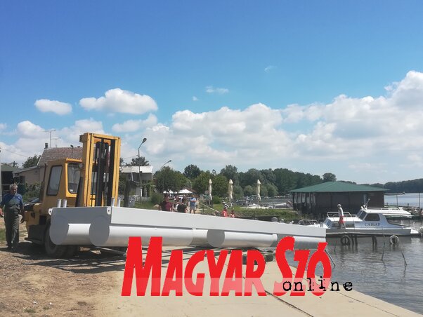 A kishajó-kikötő első elemei szerdán érkeztek meg Óbecsére (Fotó: Fehér Rózsa)