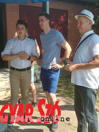 Kiss Szabolcs szervező, Fehér Szabolcs, a VMSZ Ifjúsági Fórumának az elnöke és id. Csasznyi Imre hagyományápoló (Fotó: Fehér Rózsa) Kiss Szabolcs szervező, Fehér Szabolcs, a VMSZ Ifjúsági Fórumának az elnöke és id. Csasznyi Imre hagyományápoló (Fotó: Fehér Rózsa)