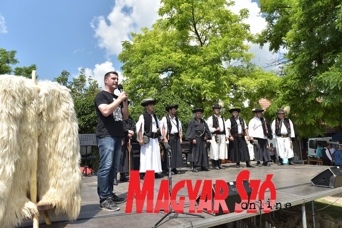 Sövény Rudolf a látogatókat köszöntötte, a színpadon a betyárpróba fődíját, a subát is látni (Fotó: Gergely Árpád) Sövény Rudolf a látogatókat köszöntötte, a színpadon a betyárpróba fődíját, a subát is látni (Fotó: Gergely Árpád)