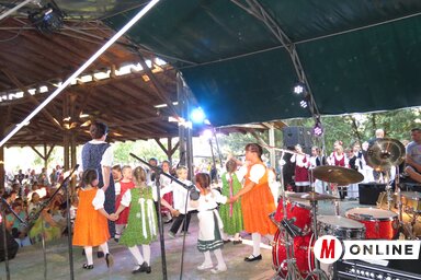 Zenés-táncos művelődési műsor a Tiszavirág rekreációs központban (Csincsik Zsolt felvétele)