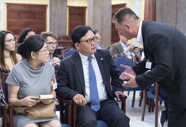 Doh Kvang-hon dél-koreai miniszteri tanácsos (k) és Sógor Zsolt, a Hableány sétahajót működtető Panoráma Deck Kft. jogi képviselője (Fotó: MTI)