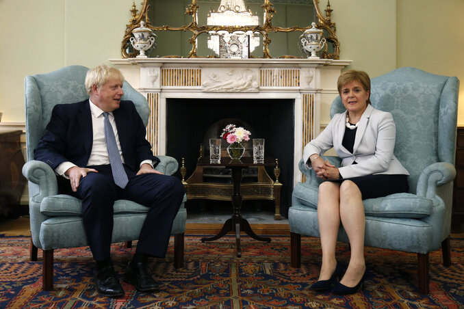 Boris Johnson brit kormányfő és Nicola Sturgeon skót miniszterelnök (Fotó: Beta/AP)
