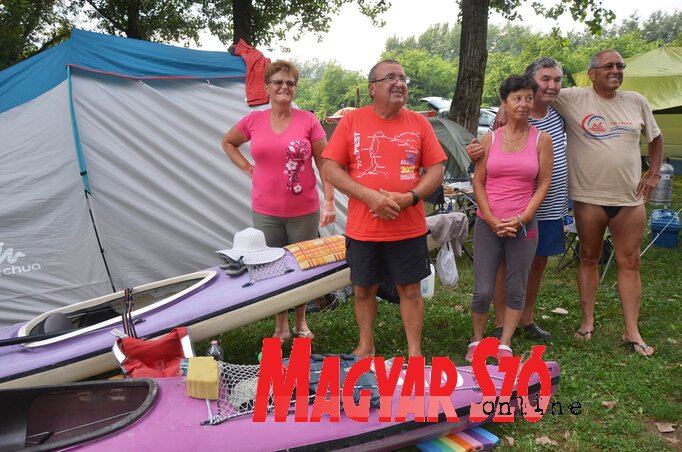 Csak nagyon kevesen engedhetik meg maguknak azt, hogy a starttól a célig, bő két hónapon keresztül evezzenek, a résztvevők többsége 1-2 hétre, szakaszosan csatlakozik a csapathoz (Dávid Csilla felvétele)