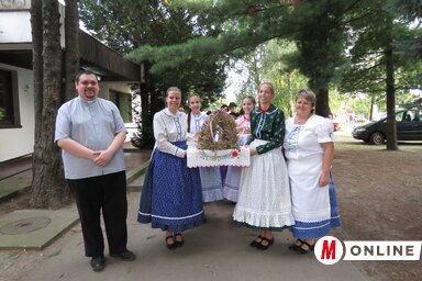 A törökfalui lányok a búzakoronával Kormányos Zoltán és Nagy Rózsa társaságában (Csincsik Zsolt felvétele)