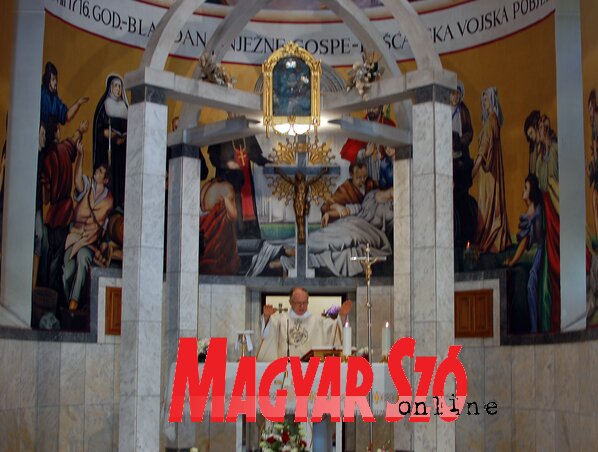 A miséző Harmath Károly OFM atya megáldja a zarándokokat (Bozsoki Valéria felvétele)
