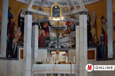 A miséző Harmath Károly OFM atya megáldja a zarándokokat (Bozsoki Valéria felvétele)