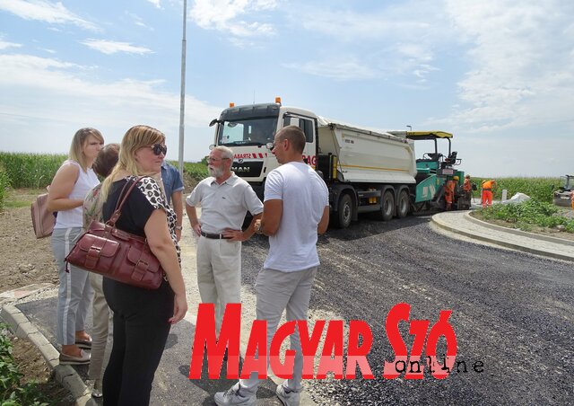 Đuro Žiga temerini polgármester (középen) munkatársaival megtekintette a körforgalmi csomópont aszfaltozásának megkezdését (Góbor Béla felvétele)