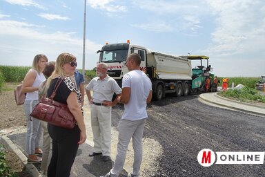 Đuro Žiga temerini polgármester (középen) munkatársaival megtekintette a körforgalmi csomópont aszfaltozásának megkezdését (Góbor Béla felvétele)