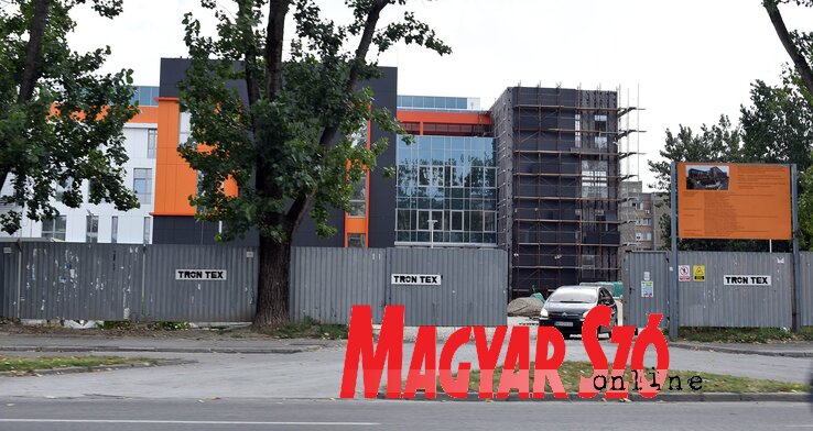 Sokan ellenezték a Limán 3 városnegyedben lévő zeneiskola megépítését, hiszen egy nagy játszótér, valamint sportpályák helyén van. A narancssárga-szürke épületegyüttest rendületlen ütemben építik (Ótos András felvétele)