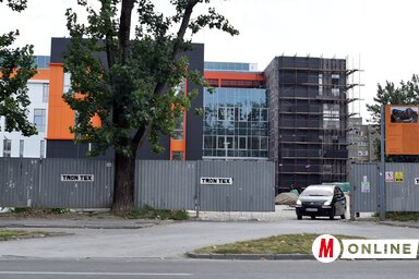 Sokan ellenezték a Limán 3 városnegyedben lévő zeneiskola megépítését, hiszen egy nagy játszótér, valamint sportpályák helyén van. A narancssárga-szürke épületegyüttest rendületlen ütemben építik (Ótos András felvétele)
