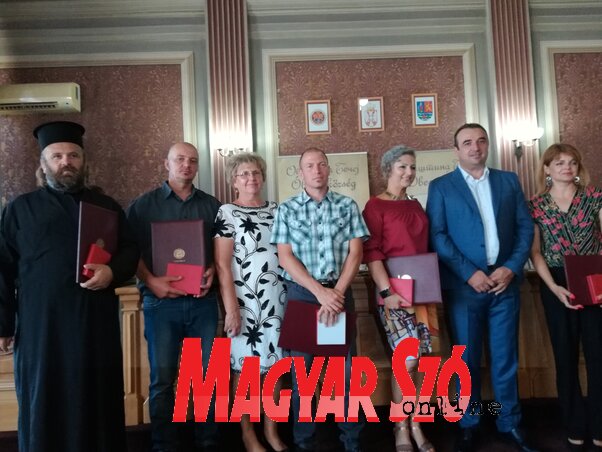 Slobodan Lazić, (Szabolcski Roland távollétében) Horváth Roland, Kinka Erzsébet, Fazekas Róbert, Tijana Grujić, Dragan Tošić és Tatjana Mitić óvodaigazgató (Fotó: Fehér Rózsa) Slobodan Lazić, (Szabolcski Roland távollétében) Horváth Roland, Kinka Erzsébet, Fazekas Róbert, Tijana Grujić, Dragan Tošić és Tatjana Mitić óvodaigazgató (Fotó: Fehér Rózsa)