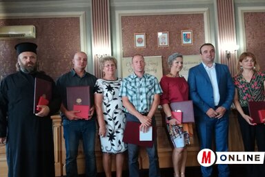 Slobodan Lazić, (Szabolcski Roland távollétében) Horváth Roland, Kinka Erzsébet, Fazekas Róbert, Tijana Grujić, Dragan Tošić és Tatjana Mitić óvodaigazgató (Fotó: Fehér Rózsa)