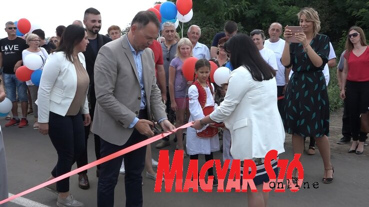 Damjan Miljanić és Latinka Vasiljković átvágja a szalagot (Fotó: Kozma Lívia)