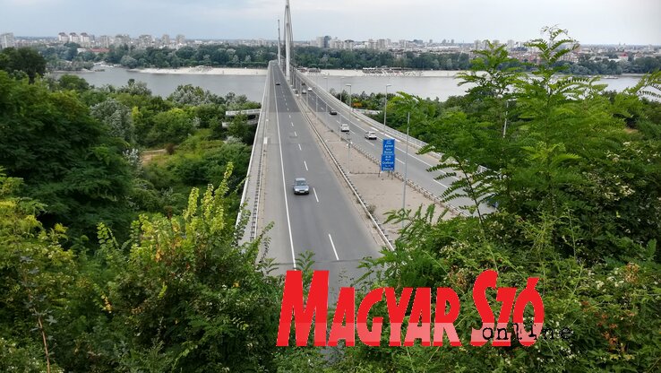 A Szabadság híd útfelületén keletkezett kátyúkat, a járdákon kialakult lyukakat őszre megjavítják (Dávid Csilla felvétele)