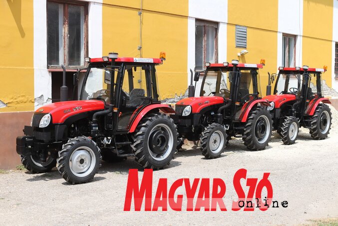 Hamarosan munkába állnak a közvállalat új traktorai (Lakatos János felvétele)