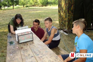 Halfotózás a haltani szakcsoport asztalánál (Sihelnik Ágnes felvétele)