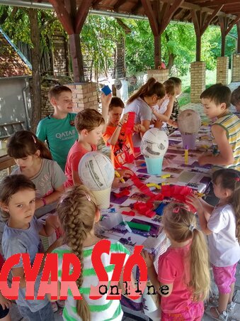Kreatív foglalkozás a táborban (Fotó: Lakatos János)