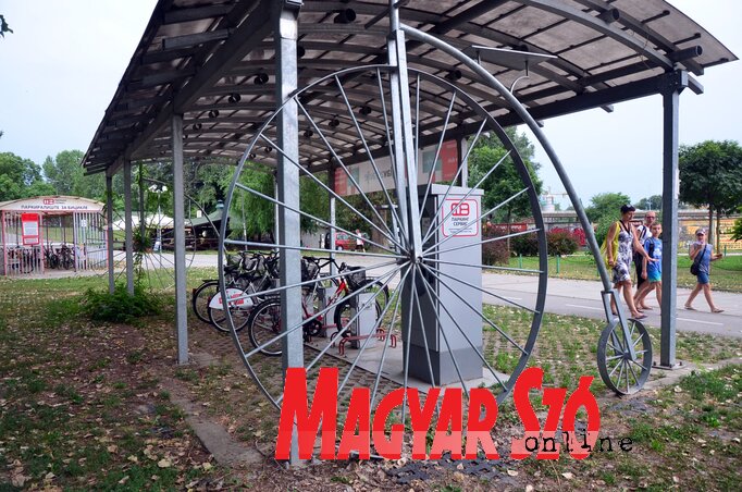 Az NS Bike kerékpárkölcsönzőt sokan használják mindennapi teendőik elvégzésére, a turistáknak pedig a bicikli kiváló a városnézésre (Dávid Csilla felvétele)