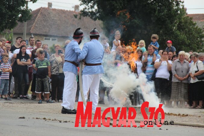 Hagyományőrző tűzoltó bemutató (Fotó: Tóth Péter) Hagyományőrző tűzoltó bemutató (Fotó: Tóth Péter)