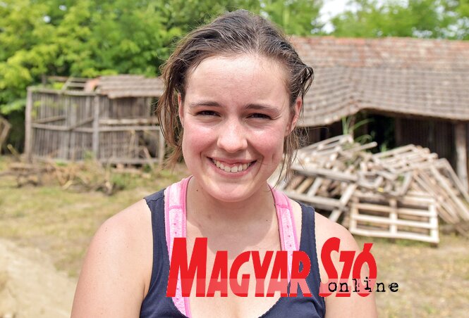 Teresa nevetve végzi a kemény munkát (Gergely Árpád felvétele) Teresa nevetve végzi a kemény munkát (Gergely Árpád felvétele)