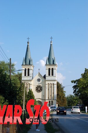 Már messziről látszik a tekijai Havas Boldogasszony templom (Bozsoki Valéria felvétele) Már messziről látszik a tekijai Havas Boldogasszony templom (Bozsoki Valéria felvétele)