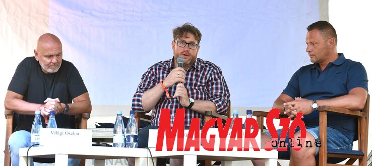 Tusványos egyik legnépszerűbb pódiumbeszélgetése: Világi Oszkár, Szöllősi György és Dárdai Pál (b-j) (Ótos András felvétele) Tusványos egyik legnépszerűbb pódiumbeszélgetése: Világi Oszkár, Szöllősi György és Dárdai Pál (b-j) (Ótos András felvétele)