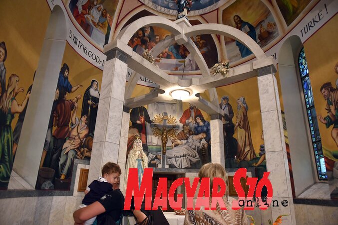 Egyesek a kegytemplomban imádkoztak… (Ótos András felvétele)