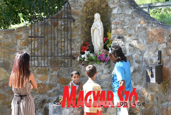 …mások a Lourdes-i barlang előtt fohászkodtak, kérték Mária közbenjárását Szent Fiánál (Ótos András felvétele)