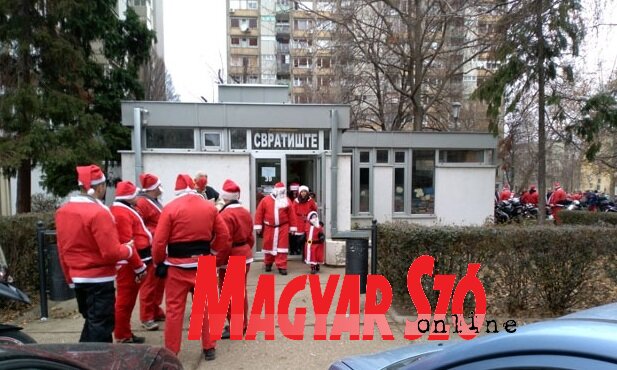 Az újvidéki Gyermekmenhelyen nemcsak hidegben, télen, hanem nyáron is szerveznek különféle programokat. A hangulatfotó karácsonykor készült, ebben az időszakban a menhelyre rendszeresen ellátogatnak a motoros télapók (Ótos András felvétele)