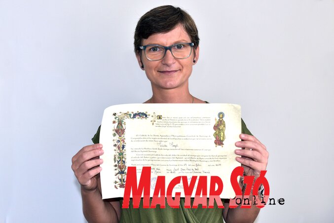 Margit Mónika a táv teljesítését elismerő okirattal (Fotó: Gergely Árpád) Margit Mónika a táv teljesítését elismerő okirattal (Fotó: Gergely Árpád)