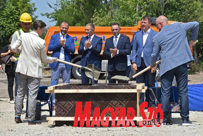 A kormányfő és a polgármester helyezte le az új tömbépületek alapkövét (Fotó: Ótos András)