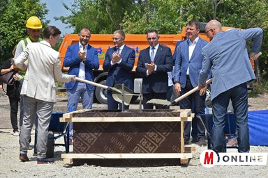 A kormányfő és a polgármester helyezte le az új tömbépületek alapkövét (Fotó: Ótos András)