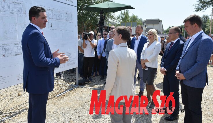 A lakónegyedben kezdetben három tömbépületet alakítanak ki (Fotó: Ótos András)