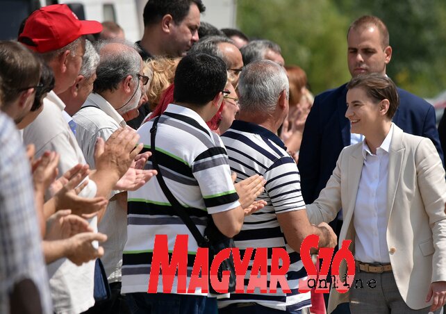 Brnabić üdvözli a biztonsági szervek tagjait és a polgárokat (Fotó: Ótos András)