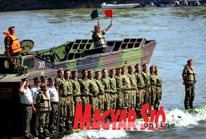 A hajófelvonulás keretében partraszállási bemutatógyakorlatot is láthattunk (Ótos András felvétele)