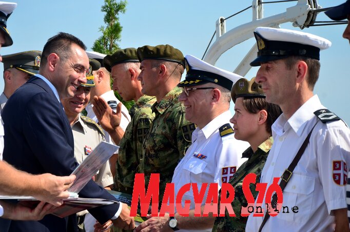 A miniszter kitüntette a folyamőrség kiemelkedő tagjait (Ótos András felvétele)